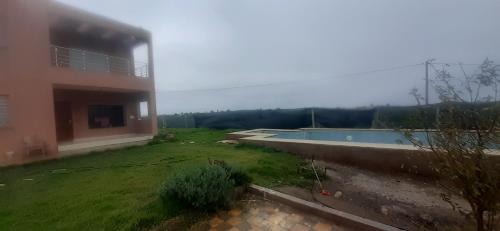 a house with a yard with a swimming pool at Settat Zen Ferme in Maachat