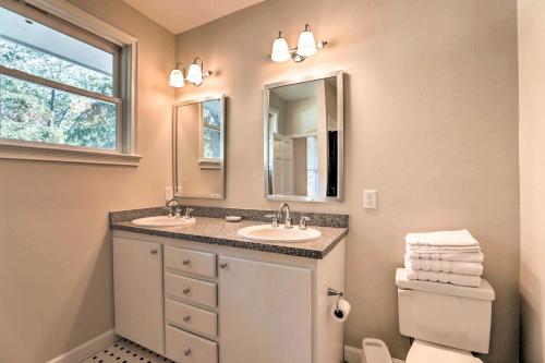 baño con 2 lavabos, espejo y aseo en Lakefront Retreat with Game Room and Private Dock!, en Bonneau