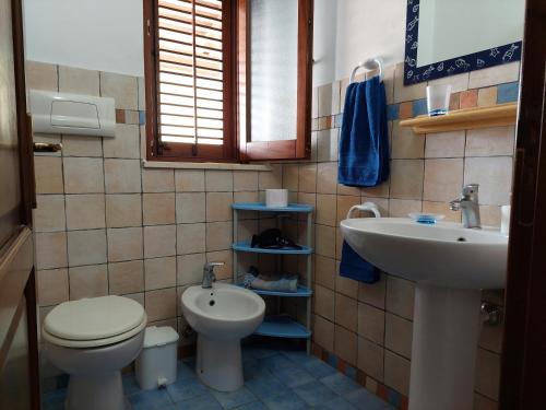 a bathroom with a toilet and a sink at Casa Gelsomino in Favignana