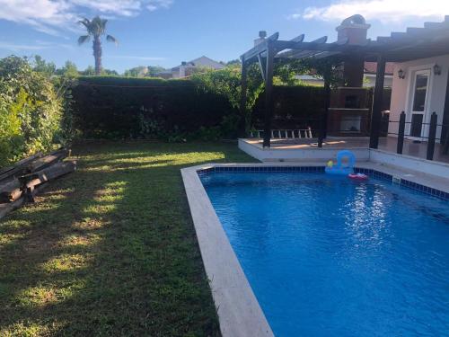 Bazén v ubytování Exclusive 3 Bedroom Villa with Private Pool & Garden at Oasis Village nebo v jeho okolí