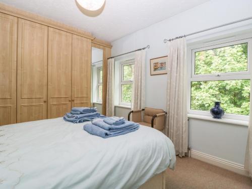 ein Schlafzimmer mit einem Bett mit blauen Handtüchern darauf in der Unterkunft 2 Bathsheba Terrace in Dorchester