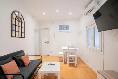 A television and/or entertainment centre at Espíritu Santo, comodidad para 2 en Malasaña