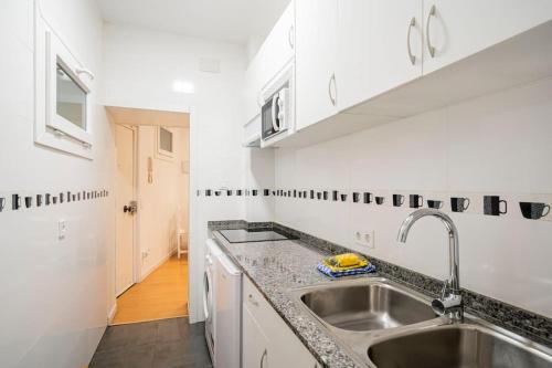 A kitchen or kitchenette at Espíritu Santo, comodidad para 2 en Malasaña