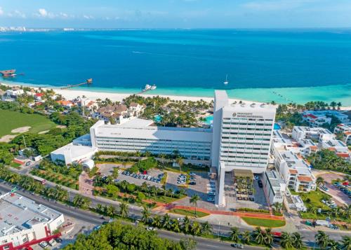 カンクンにあるInterContinental Presidente Cancun Resortのホテルとビーチの空中を望む