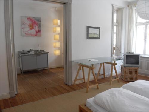 1 dormitorio con 1 cama y escritorio con TV en Lüneburg Haus, en Kiel