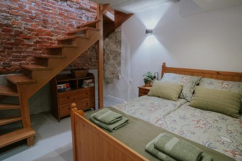 una camera con letto e muro di mattoni di Old Town WAWEL Premium Apartment - 60m2 a Cracovia