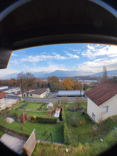 uma vista para um pátio de escola a partir de uma janela de carro em Location T2 Proche Annecy em Meythet