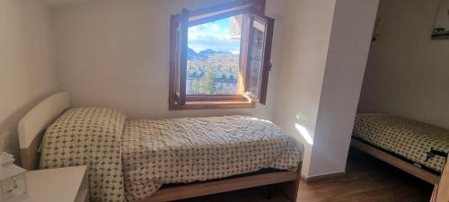 a small room with a bed and a window at Appartamento in una valle di Luce in Pizzoferrato