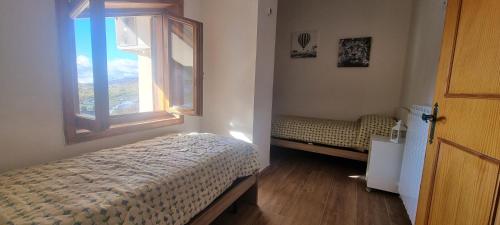 a small bedroom with a bed and a window at Appartamento in una valle di Luce in Pizzoferrato