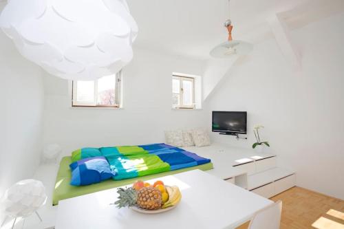 Postel nebo postele na pokoji v ubytování The cute, sunny apartment in the center +P