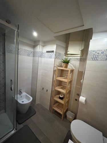 een badkamer met een toilet, een wastafel en een douche bij Alex Rhome Apartment in Rome