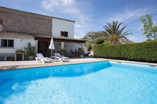 Traditional Majorcan villa by Renthousing