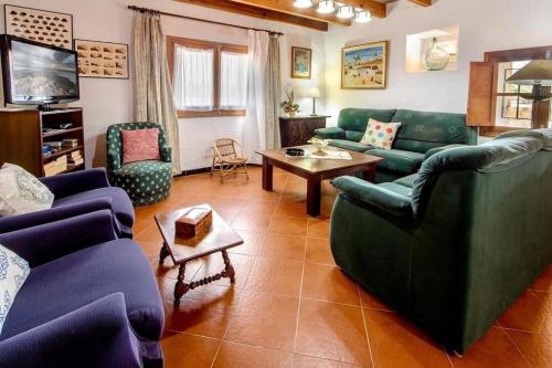 Traditional Majorcan villa by Renthousing