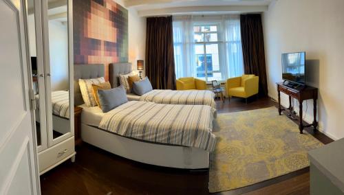 a hotel room with a bed and a living room at Amsterdam 4 Holiday GuestRooms in Amsterdam