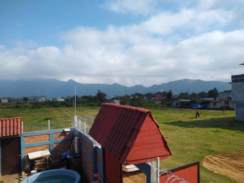 Pemandangan gunung umum atau pemandangan gunung yang diambil dari rumah percutian