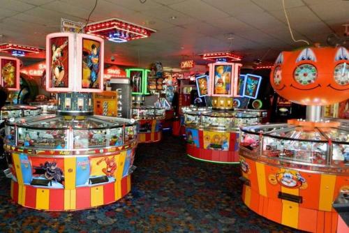 a bunch of pinball machines in a casino at 'Sunnyside' Chalet, walk to the beach & close to Norfolk broads - pet friendly! in Great Yarmouth