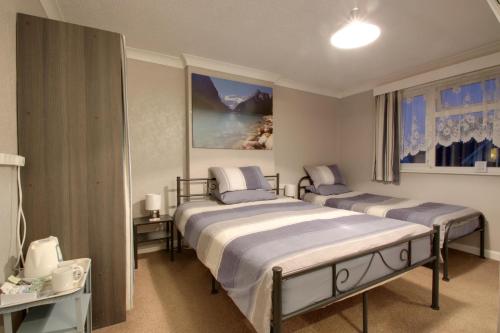 sypialnia z 2 łóżkami w pokoju w obiekcie The Rosslyn w mieście Paignton
