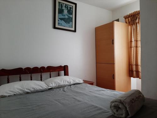 Una cama o camas en una habitación de Hostal Don Cristobal