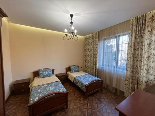 Habitación con 2 camas y ventana en Capital Tsaghkadzor en Tsaghkadzor