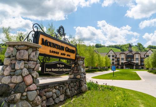 um sinal para um centro de montanha num resort em Boyne Mountain em Boyne Falls