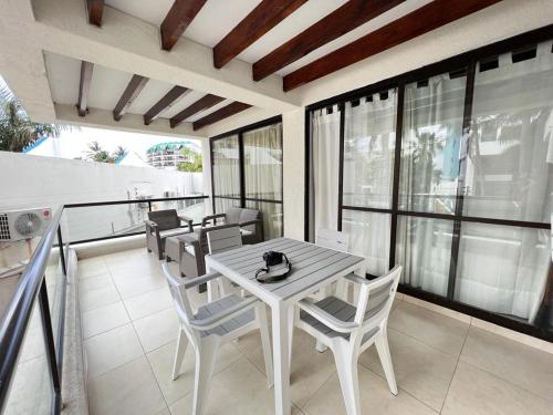 - Balcón con mesa blanca y sillas en Edificio Bay Point Apto 207, en San Andrés
