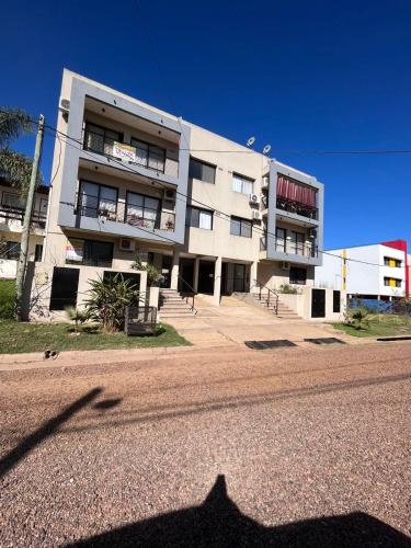 un edificio sul lato di una strada con un'ombra di Paris Aparts a Colón