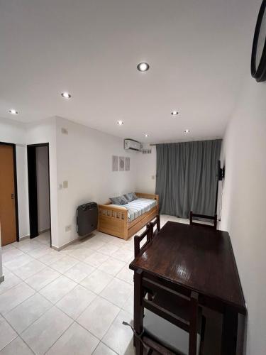 una camera da letto con un letto e un tavolo di Paris Aparts a Colón