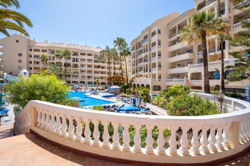 Bazén v ubytování Castle Harbour Feel like home Flat II Los Cristianos LoveTenerife nebo v jeho okolí