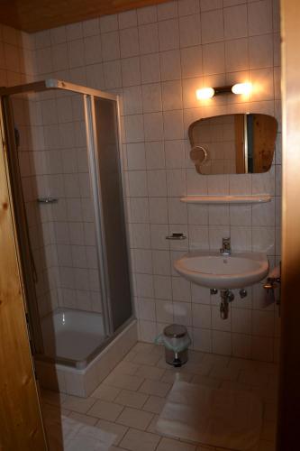 y baño con ducha y lavamanos. en Landhaus Leutaschtal, en Leutasch
