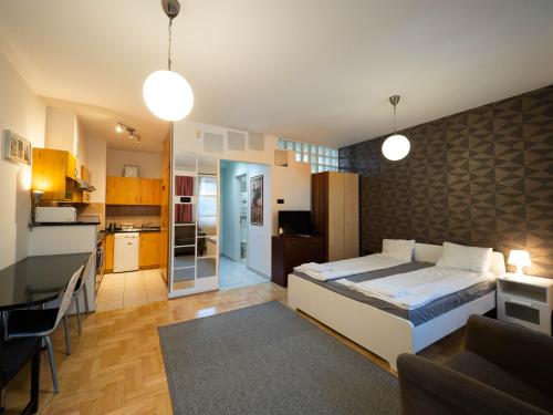 Posteľ alebo postele v izbe v ubytovaní Super Cute Studio with Terrace next to GOZSDU Passage