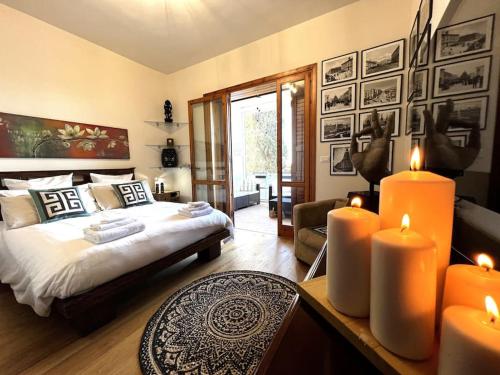 een slaapkamer met een bed met kaarsen op een tafel bij Poggio delle Ginestre home in Torre Pelosa
