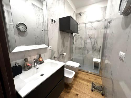 een badkamer met een wastafel, een douche en een toilet bij Poggio delle Ginestre home in Torre Pelosa