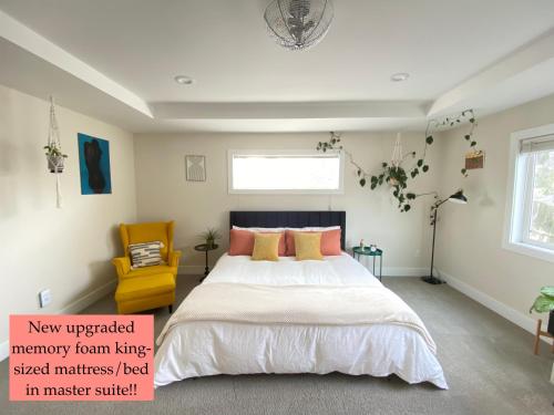 a bedroom with a large bed and a yellow chair at Amorcito de Jenny in Portland