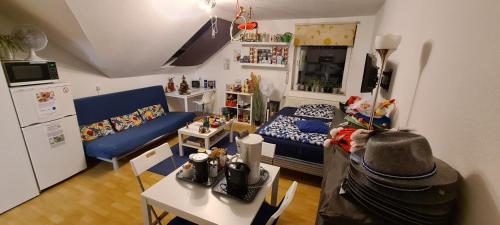 a living room with a blue couch and a table at Business-Travel-Apartment & Ferienwohnung Münster, kontaktloser Check-In von 15 bis 24 Uhr möglich, mit SB-Kiosk in Münster