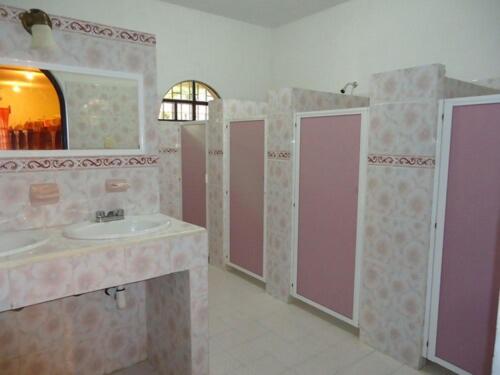 トゥストラ・グティエレスにあるCasa Kolpingのバスルーム(洗面台、鏡付)