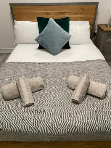 a bed with two pillows on top of it at Spacious & Modern 4 Bedroom Holiday Home Gwynedd in Bangor