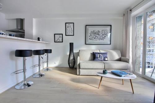 un salon avec un canapé et une table dans l'établissement CENTRAL CANNES, à Cannes