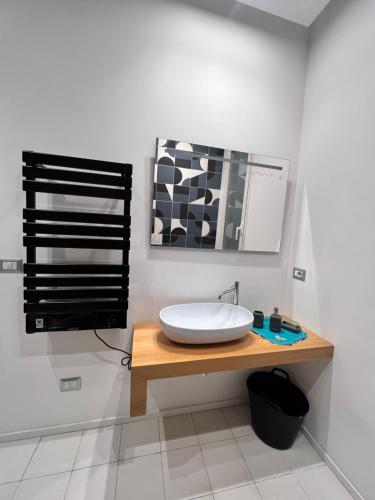 een badkamer met een wastafel en een spiegel bij Ermes Apartment - Historic Centre Catania in Catania