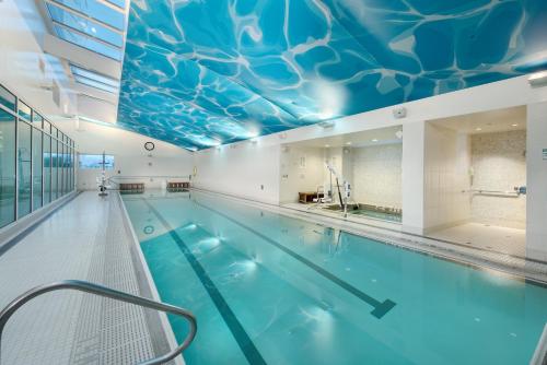 uma piscina com tecto azul em InterContinental San Francisco, an IHG Hotel em São Francisco