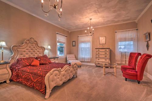 1 dormitorio con 1 cama grande y 1 silla roja en Charming Home with BBQ 9 Mi to Chautauqua Lake!, 
