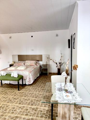 a bedroom with a bed and a couch and a table at Posada Los Molles in Colón
