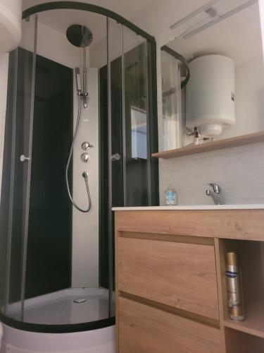 Kúpeľňa v ubytovaní Studio cabine pieds de piste