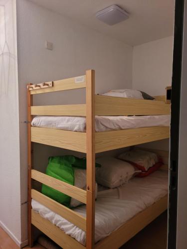 quelques lits superposés dans une chambre dans l'établissement Studio cabine pieds de piste, à Bolquère-Pyrénées 2000