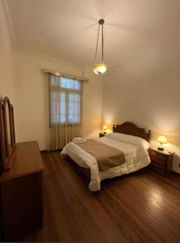 1 dormitorio con 1 cama, vestidor y ventana en Casa De Vacaciones Estilo Marplantense Temporada 2023 en Mar del Plata