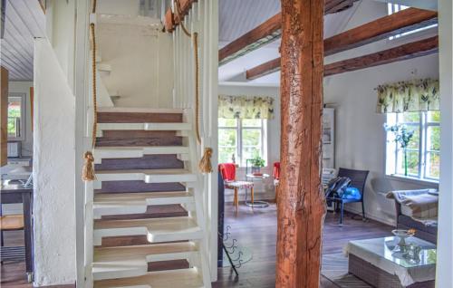 uma escada numa casa com uma sala de estar em Awesome Home In Lckeby With Kitchen 