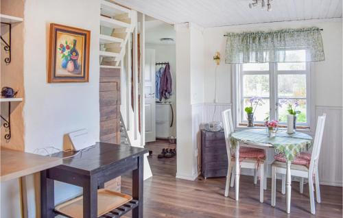 uma cozinha e sala de jantar com mesa e cadeiras em Awesome Home In Lckeby With Kitchen 