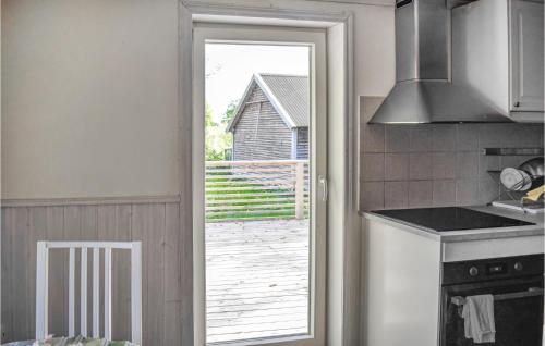 uma cozinha com uma porta que leva a um pátio em Awesome Home In Lckeby With Kitchen 