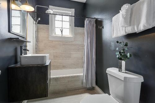 ニューオーリンズにあるSt Charles-Mardi Gras 6BD Homeのトイレ、洗面台、シャワー付きのバスルーム