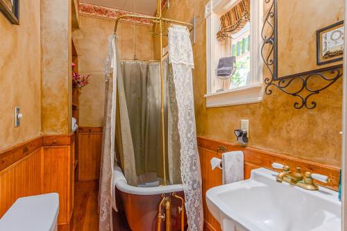 een badkamer met een douche, een wastafel en een toilet bij Bridgeford House in Eureka Springs