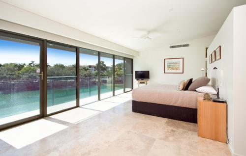 努沙岬的住宿－19 Witta Circle, Noosa Heads，一间卧室设有一张床和大窗户